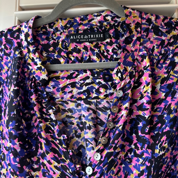 Alice & Trixie Silk Blouse size L button detail flowy cuffed sleeves - Picture 5 of 7